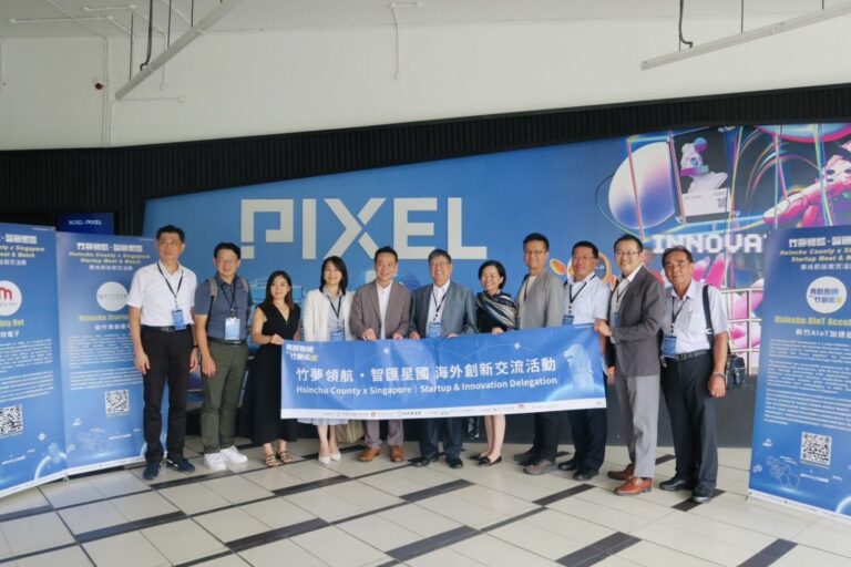 新竹縣長楊文科率領「竹夢領航・智匯星國」交流團，於新加坡IMDA PIXEL創新中心合影，展現新創跨境合作決心。（圖/新竹縣政府提供）