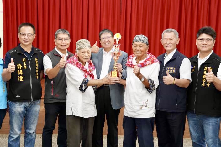 縣長楊文科（中）親自頒獎，表揚新豐鄉「天天開心隊」在114年長者活躍老化競賽北區賽奪得金牌，與高齡長者代表合影留念。（圖/新竹縣政府提供）