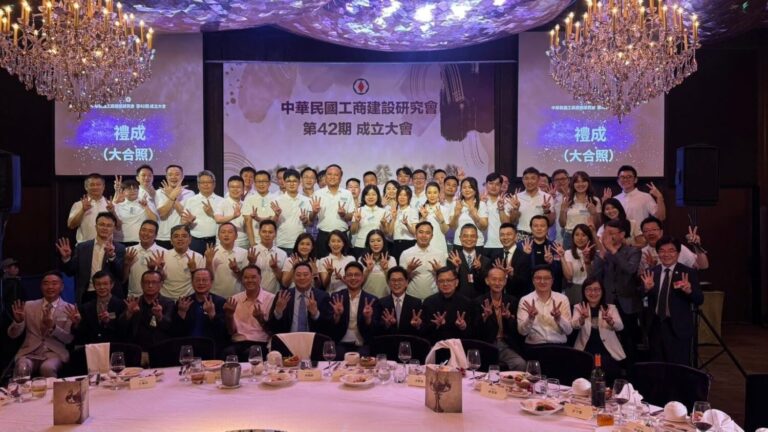 第42期聯誼會第一次會員大會暨成立大會大合照。(圖／記者翻攝)