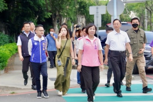 呂玉玲偕桃園市長張善政、市府捷運工程局同仁一同前往環南路、聯新醫院等地實地勘查。(圖／呂玉玲國會辦公室)