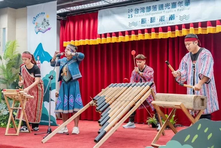 來自谷關的泰好玩打擊樂團與口簧琴工藝師鄭汝芝帶來泰雅族樂音表演，為「2025台灣部落觀光嘉年華」拉開序幕。(圖／交通部)