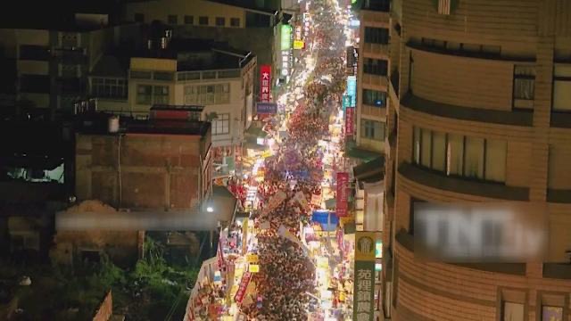每年苗栗苑裡「鬼門關夜市」開幕,朝聖人潮人山人海。(記者翻攝)
