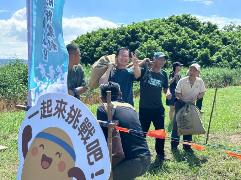 張啓楷親自下場挑戰農村運動賽事，揮汗展現驚人體力和高度親和力。(圖／張啓楷國會辦公室)