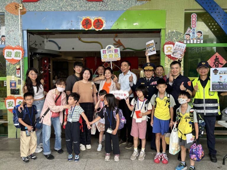 開學首日南港分局長許城銘親率隊前往玉成國小護童，及宣導交通安全觀念。(圖/記者薛秀蓮 翻攝)