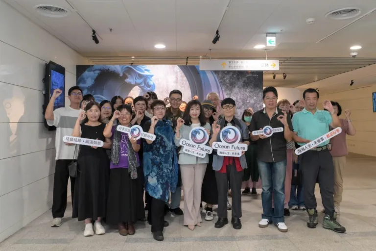 國立公共資訊圖書館馬湘萍館長（中）、台灣形象策略聯盟主席楊夏蕙教授（右2）、計畫主持人侯純純副教授（左3）、台灣創意策略發展協會顏永杰理事長（右1）、洲南鹽場沈錳美主任（左2）、國立臺中科技大學設計學院吳銜容前副院長、參展藝術家邱旭蓮老師（後中）、顏惠芸教授（左1）、徐子雲老師（後中），以及各界貴賓於展覽主視覺前合影留念，見證「海海人生未來事」的歷史時刻。(圖/國立臺中科技大學提供)