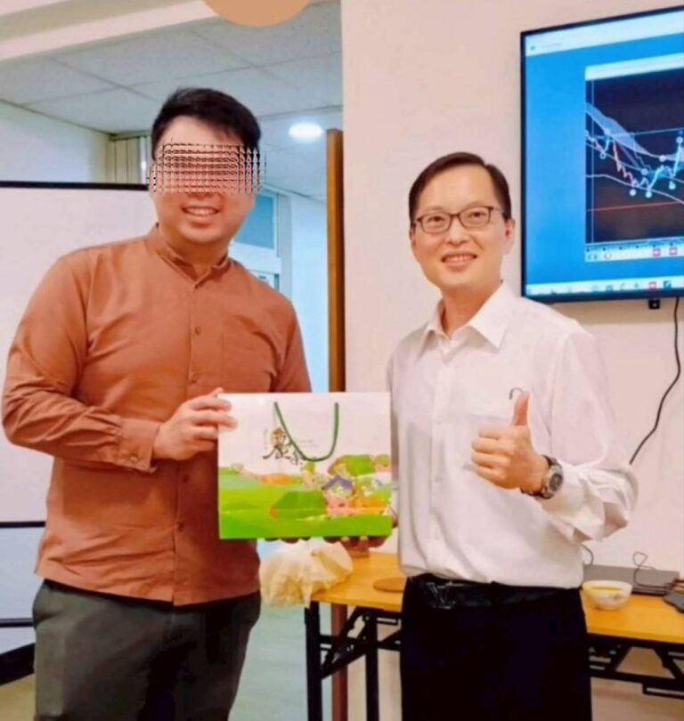 張偉德(圖右)與 EZTRADE 平台代表 KIM(圖左) 合影。(民眾提供)