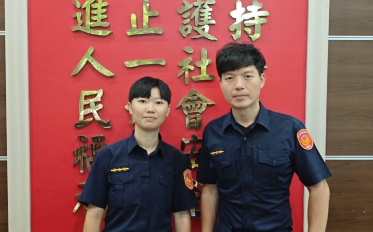 西門所警員林宗德（圖右）、吳悅慈（圖左）成功守住民眾急需。（記者 趙靜姸翻攝）
