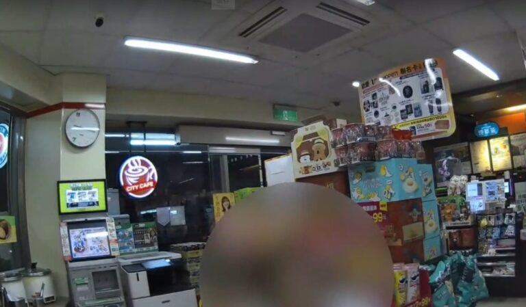 受傷女子捂著傷口衝往超商求救。（記者翻攝）