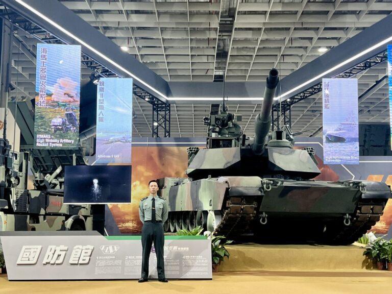 國防館規劃「聯合作戰武器裝備」、「無人載具」等4展區；圖為有地表最強之稱的「M1A2T戰車」。(記者/司徒 攝）