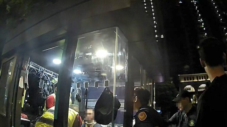 桃園市一名姚姓男子，疑似酒後情緒失控，不僅踹社區警衛室，還動手毆打社區保全。（記者翻攝）