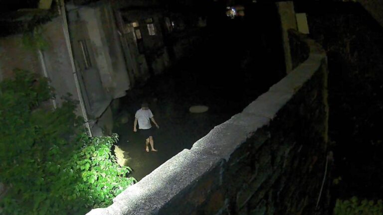 在不懈尋找及熱心民眾指引下，最終員警找到鄭姓嫌犯，他也因為跳下水溝時左手脫臼的痼疾引發外加全身擦傷，無力再逃。