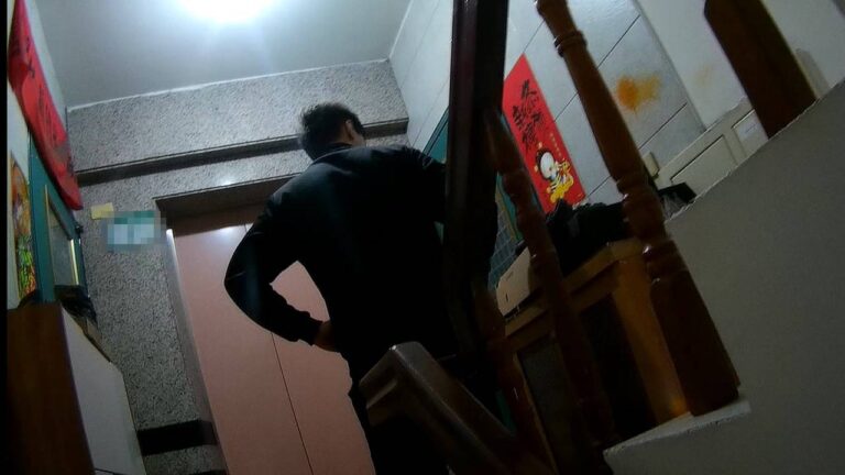 桃園市警方至一名邱姓通緝犯住處逮人，沒想到對方試圖逃跑，還沿樓梯從8樓「跑酷」到2樓。（記者翻攝）