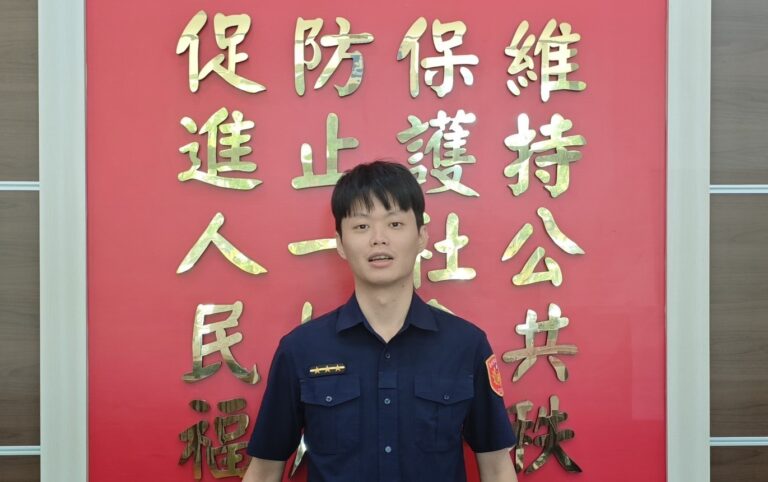 西門所警員葉語辰趕赴現場勸導呂姓女子。(圖/記者 趙靜姸翻攝)