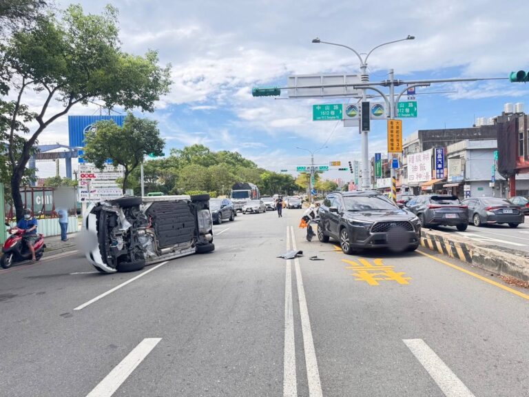 袁姓女駕駛行經八德華路時，因疲勞未注意導致撞擊前方車輛後翻覆，造成全身多處擦傷。