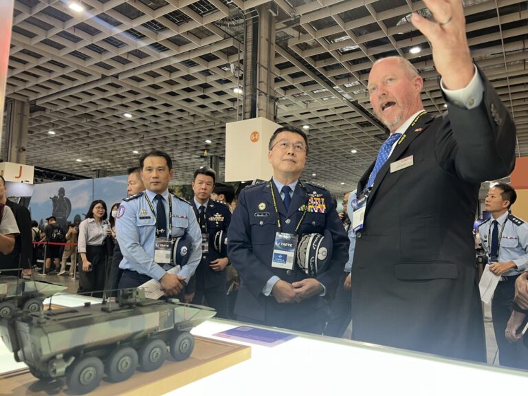 空軍司令鄭榮豐上將出席「臺北國際航太暨國防工業展」。(記者/司徒 攝）