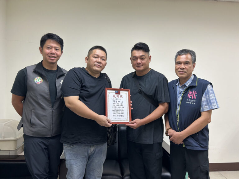 清潔隊許隊員（右中）拾金不昧，今日失主劉先生（左中）特此前往大園區公所致謝，並頒發感謝狀。