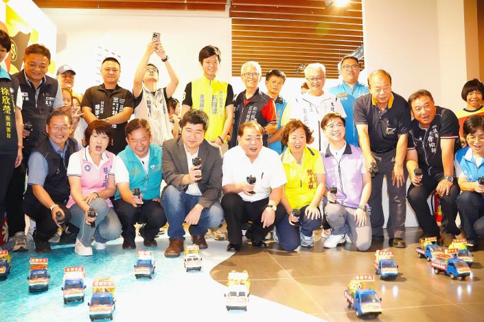 竹縣義民祭豬事大吉創藝展熱鬧開幕，副縣長陳見賢與客委會副主委邱星崴等人，操作義民祭小貨車為義民祭活動暖身。（圖/記者黃溎芬翻攝）