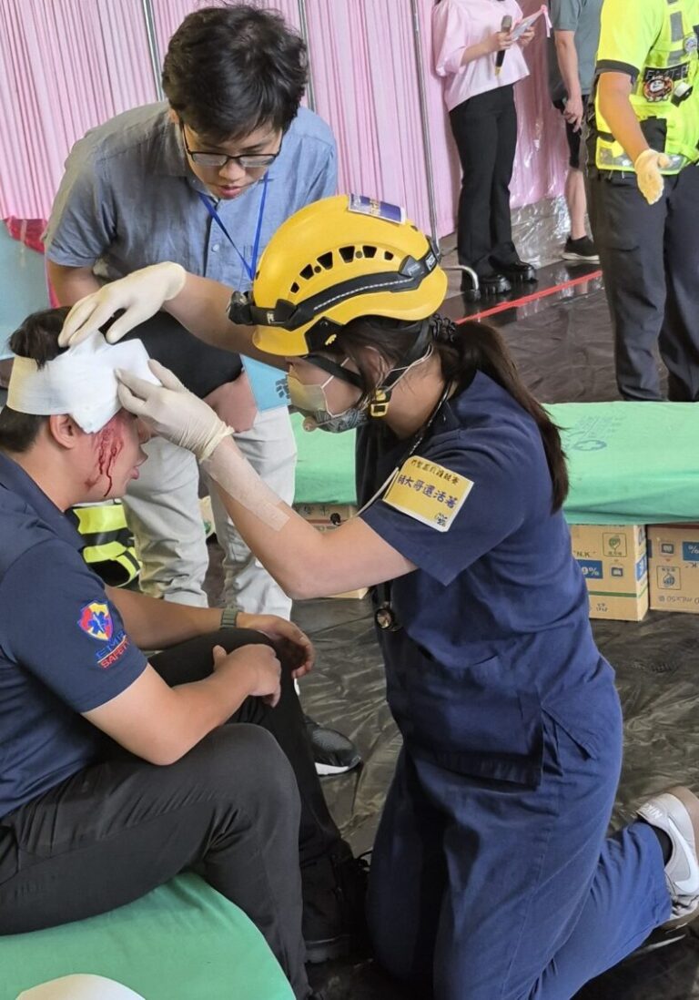 醫護人員為頭部外傷傷患進行緊急包紮處置，模擬真實災害現場的救護情境。（圖/記者張家燁翻攝）
