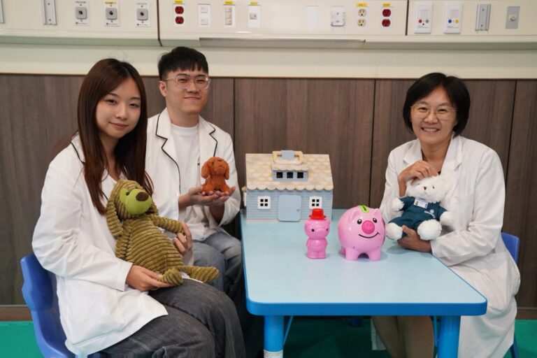 中國醫藥大學新竹附設醫院身心科團隊透過遊戲與互動,引導自閉特質孩子提升社交與語言能力,左起為心理師陳庭萱、王顗翔,以及身心科主任王明鈺。(圖/記者張家燁翻攝)