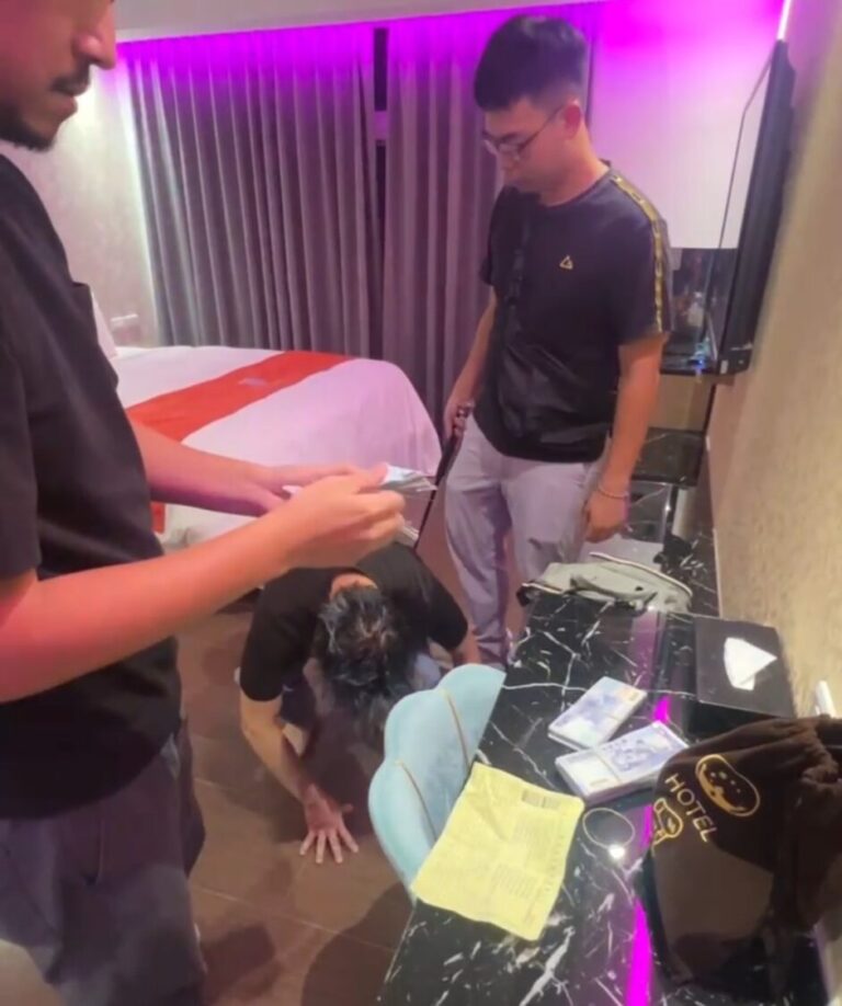 警方循線追緝，於桃園某旅宿房間內將馬籍嫌犯逮捕到案，現場查扣現金40萬7,770元及典當收據等證物。（圖/記者張家燁翻攝）
