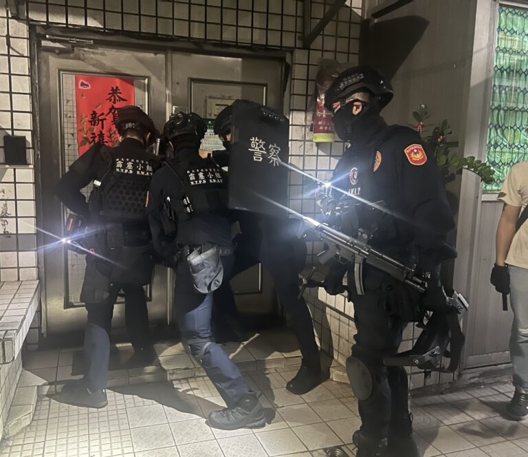 警方破門攻堅。（記者徐煜勝翻攝）