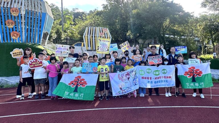 瑞芳分局攜手京城銀行前往平溪國小做反詐宣導。（記者徐煜勝翻攝）