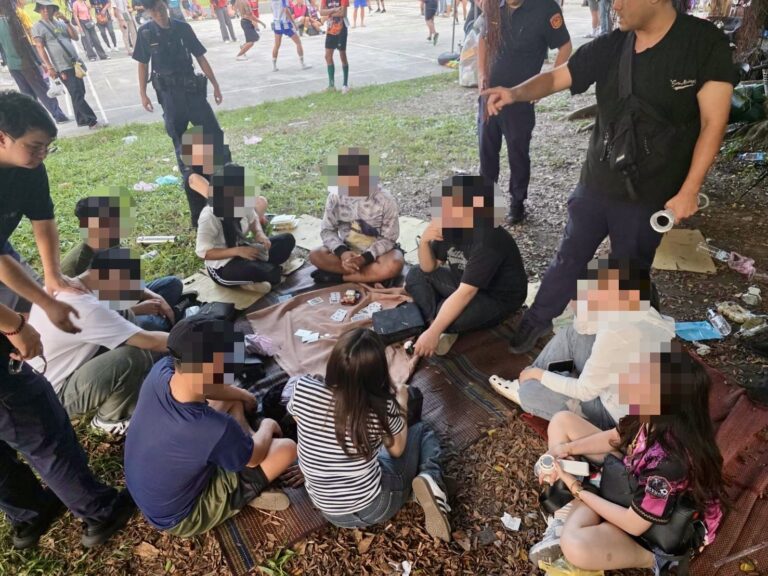 警方上門查緝時一票賭客正在聚賭。（記者徐煜勝翻攝）