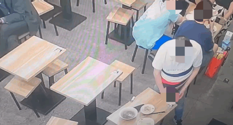 白色上衣王姓男子醉酒後至當歸鴨店消費，竟無預警掏槍狂尿30秒。（記者徐煜勝翻攝）