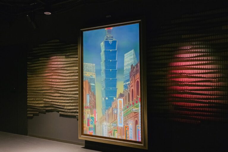 工研院攜手故宮打造「AI藝廊–城市畫卷」新媒體展件,其中將郭雪湖《南街殷賑》作品,巧妙嵌入臺灣知名地標等現代意象。(圖/工研院提供)