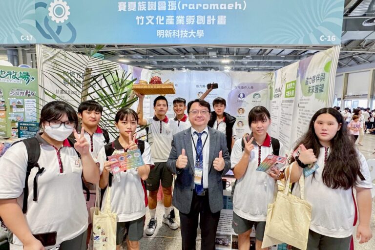 高中生參訪USR展，對竹文化孵創展現興趣，明新科大校長呂明峯（中）與學生熱絡互動，分享竹材永續價值。（圖/明新科大提供）