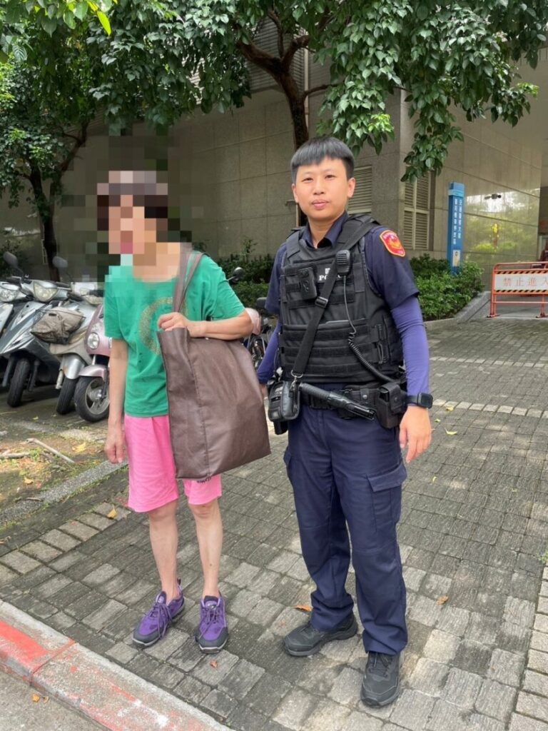 警員顏君芸助婦人平安返家。（圖/記者 張泓笙翻攝）