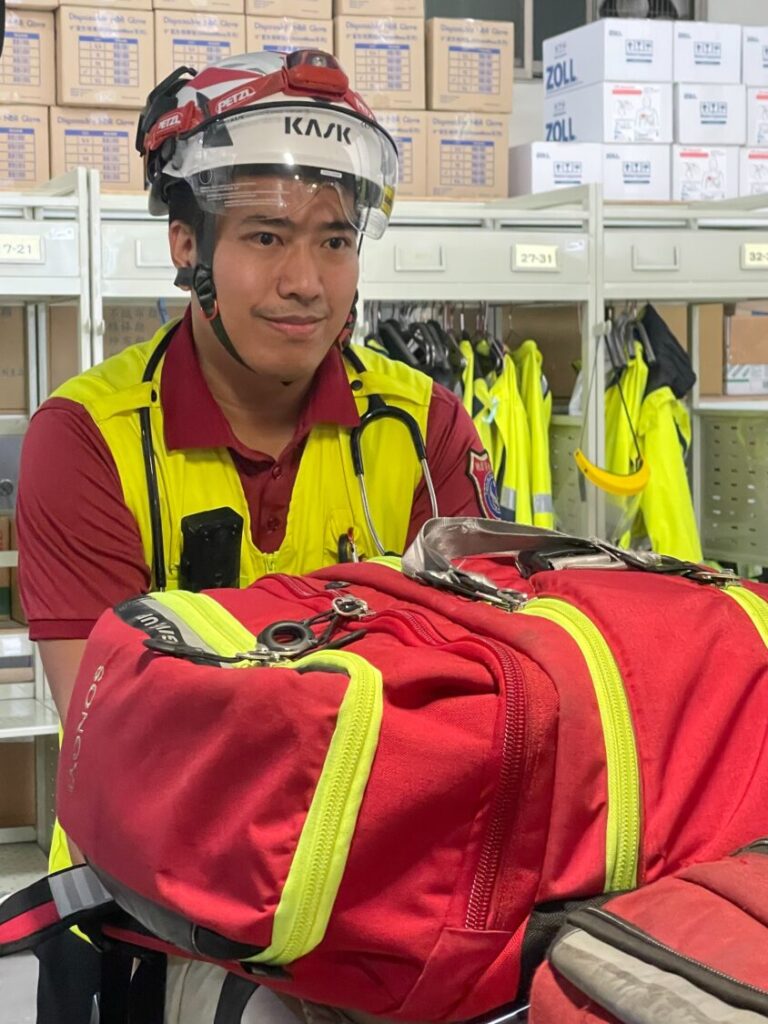 桃園市消防局桃園分隊高級救護技術員廖偉霖，擁有14年救護經歷，這次榮獲「金心獎」肯定。（記者翻攝）