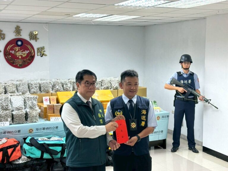 臺南市長黃偉哲到場頒發加菜金給破獲毒品案件的臺南查緝隊，也致辭感謝海巡署偵防分署守護國門安全，阻絕毒品於境外。(海巡署提供)