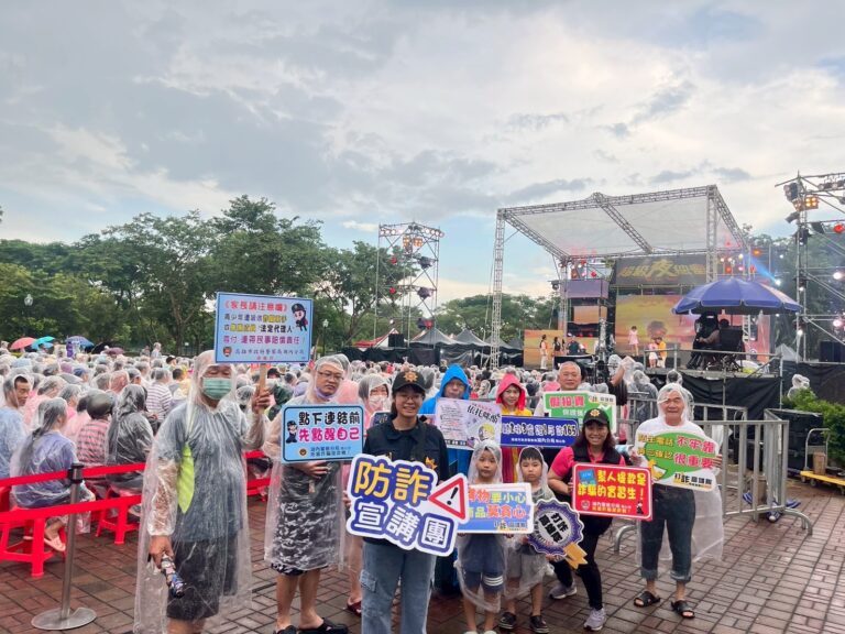 看表演學防詐！湖內分局與市民攜手守護財產安全。〈圖/記者蔡宗武翻攝〉