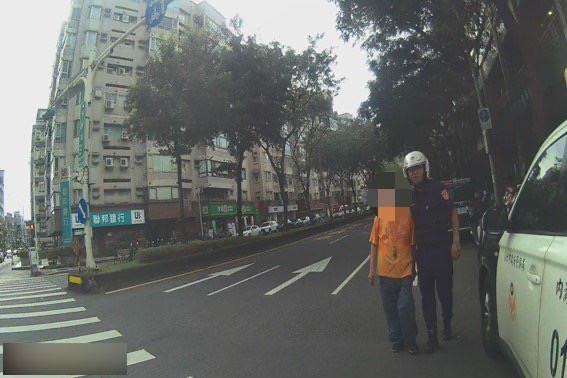 港墘派出所警員調閱監視器後尋獲老翁 。(圖/記者薛秀蓮 翻攝)