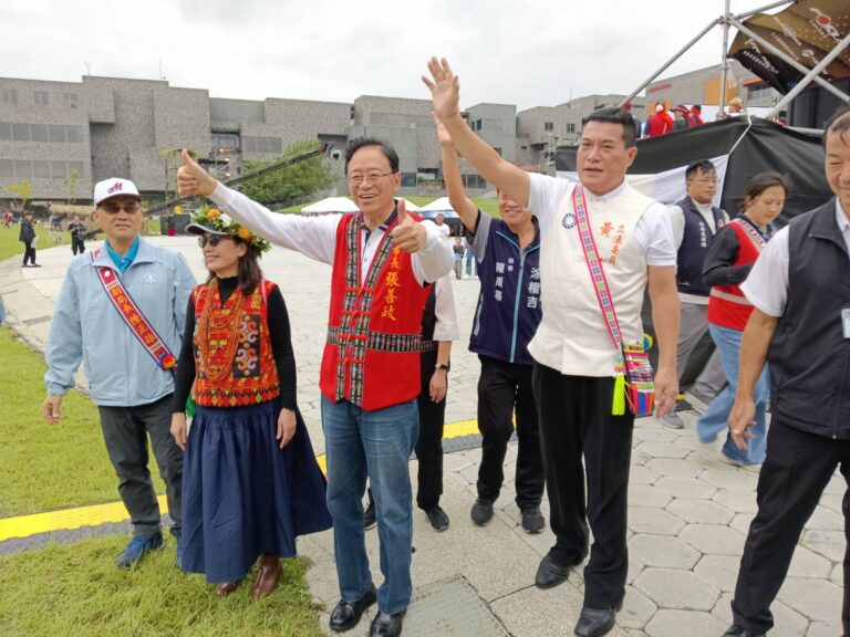 桃園市長張善政和國民黨平地原住民立法委員黃仁連袂桃園市原住民族ho hai yan聯合豐年節，受到現場原住民族人的熱烈歡迎。(圖／黃仁國會辦公室)