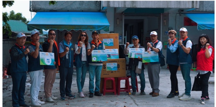 國際扶輪3522地區林政邦總監偕聲寶公司代表許永樂親赴花蓮縣光復鄉大同村會見村長邱金仲進行捐贈儀式。(圖/記者翻攝)