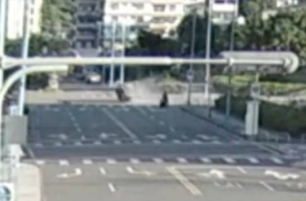 交通事故監視器影像。(記者李健興翻攝)