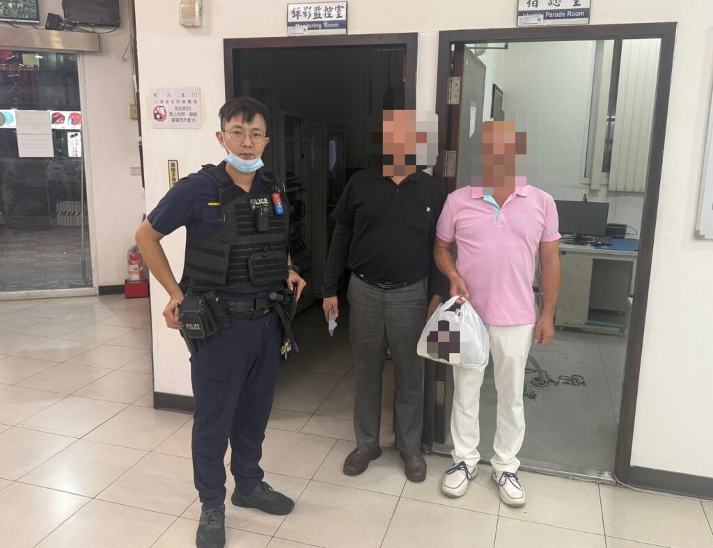 民眾見朋友所贈禮品失而復得，開心與員警合影。(記者李健興翻攝)
