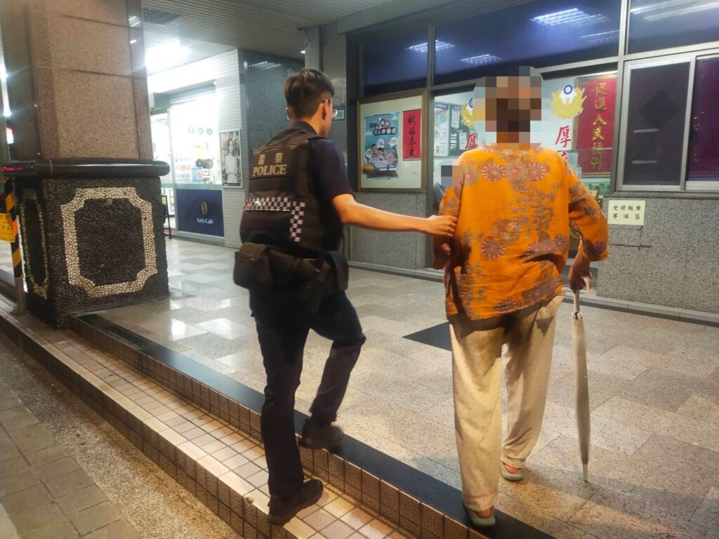 員警迅速聯絡家屬帶回婦人。(記者李健興翻攝)