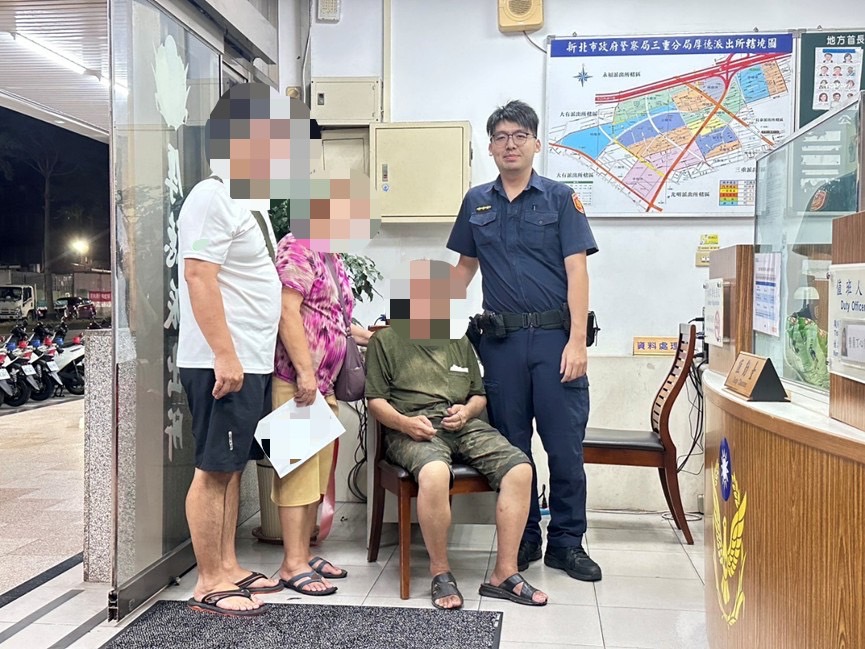 警方聯絡家屬接回老翁。(記者李健興翻攝)