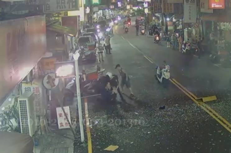 警員黃敏敏跟林德龍，二人一起拉二名受傷民眾離開現場。(記者李健興翻攝)