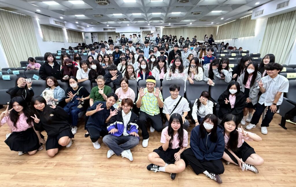 香蕉哥哥與同學合照。(圖/臺北城市科技大學 企業管理系提供)