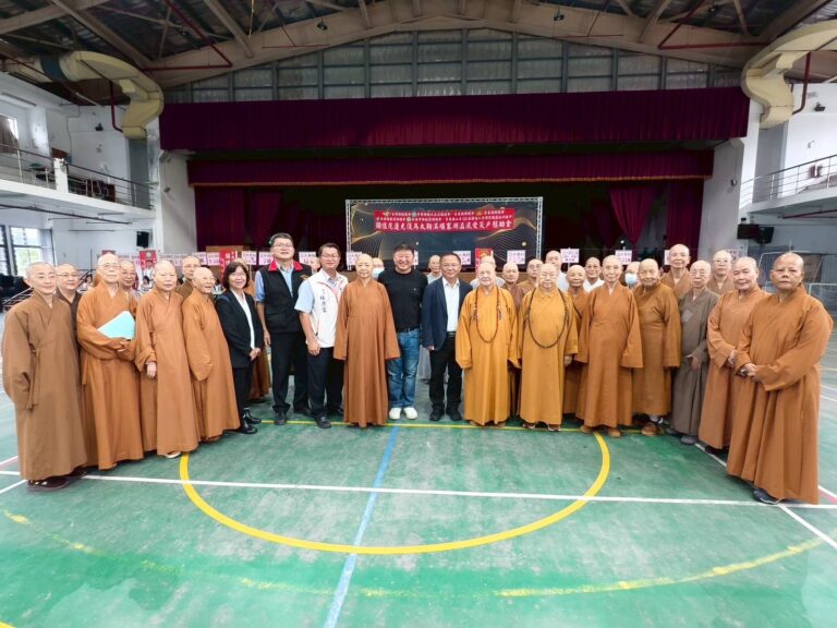 張峻議長與台灣佛教總會秘書長釋見引法師帶領的佛教團體合影。