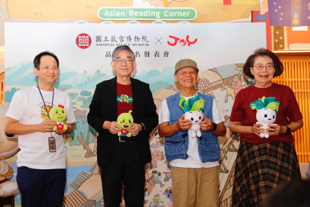 佳音英語創辦人暨董事長陳平三、黃玉珮博士與故宮副院長黃永泰、故宮主任秘書王耀鋒合影。(圖/佳音英語 提供)