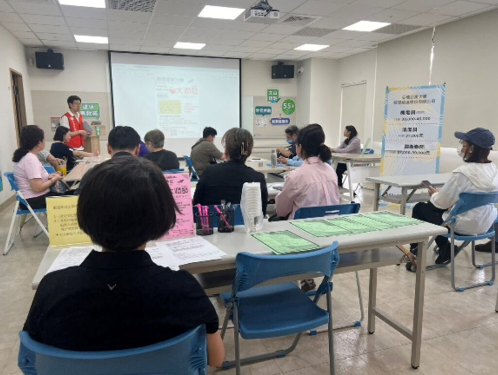 專心聆聽企業介紹,掌握第一手職缺資訊。(圖/文山銀髮人才服務據點 提供)