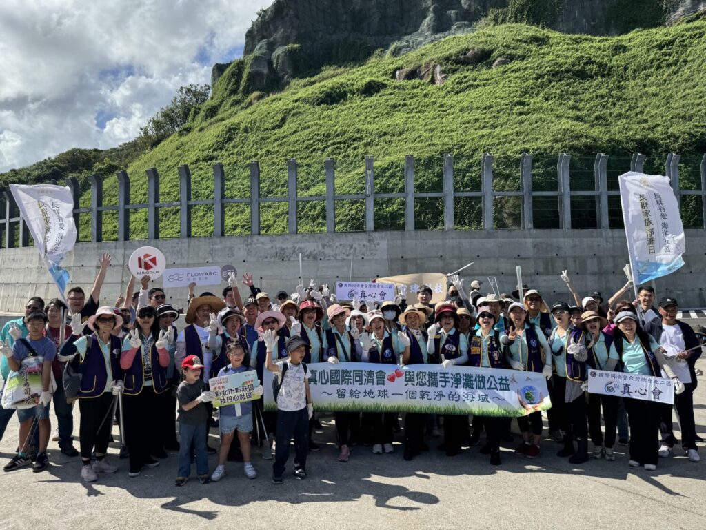 長群集團旗下旺群建設號召企業與鄰里,基隆八斗子海灘舉辦聯合淨灘活動,共同守護海洋。(圖/旺群建設 提供)