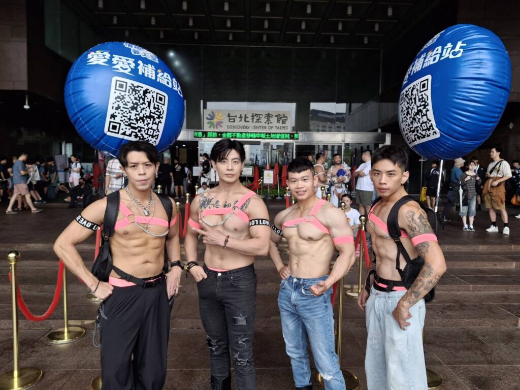 (左2)台灣最帥猛男唐子元率《Man’s King》登場同志大遊行 致敬師兄猛國王。(圖/Man’s King 提供)