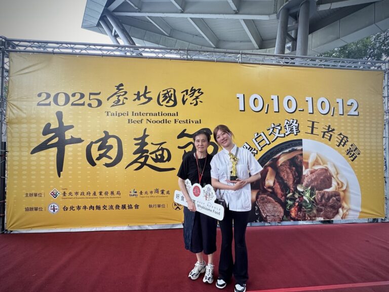 「好食圓滿」掌杓人琳賽勇奪「2025臺北國際牛肉麵節—鮮食組清燉金牌」，激動落淚感謝家人支持，現場氣氛感人。(圖/好食圓滿 提供)