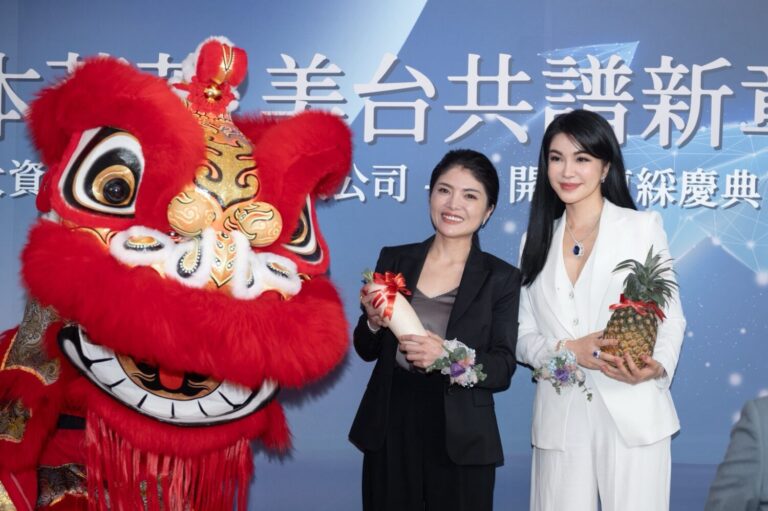 董事長張淑芬(右)與總經理Audrey(左)連袂亮相，迎接獻瑞祥獅，整個開幕儀式過程喜氣洋洋。(記者包克明 攝)